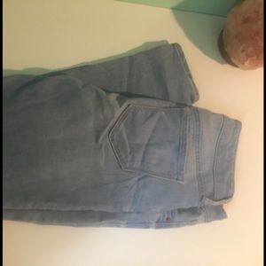 Light denim, medium rise, skinny jeans